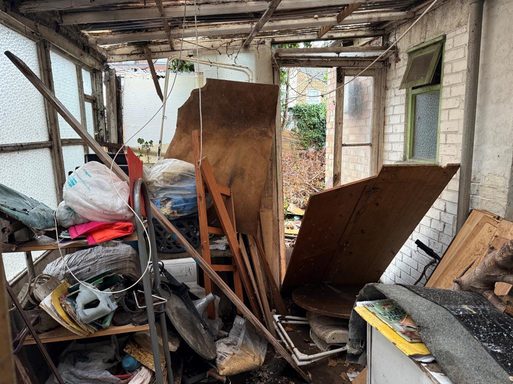 Lot: 168 - HOUSE IN NEED OF REFURBISHMENT - Dilapidated sun room on ground floor